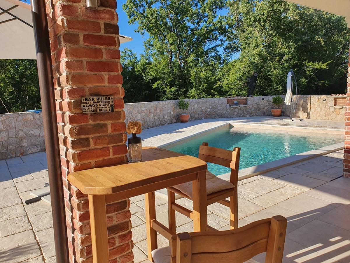 Villa Alara - Charming Villa With Heated Swimming Pool Milohnici Екстериор снимка