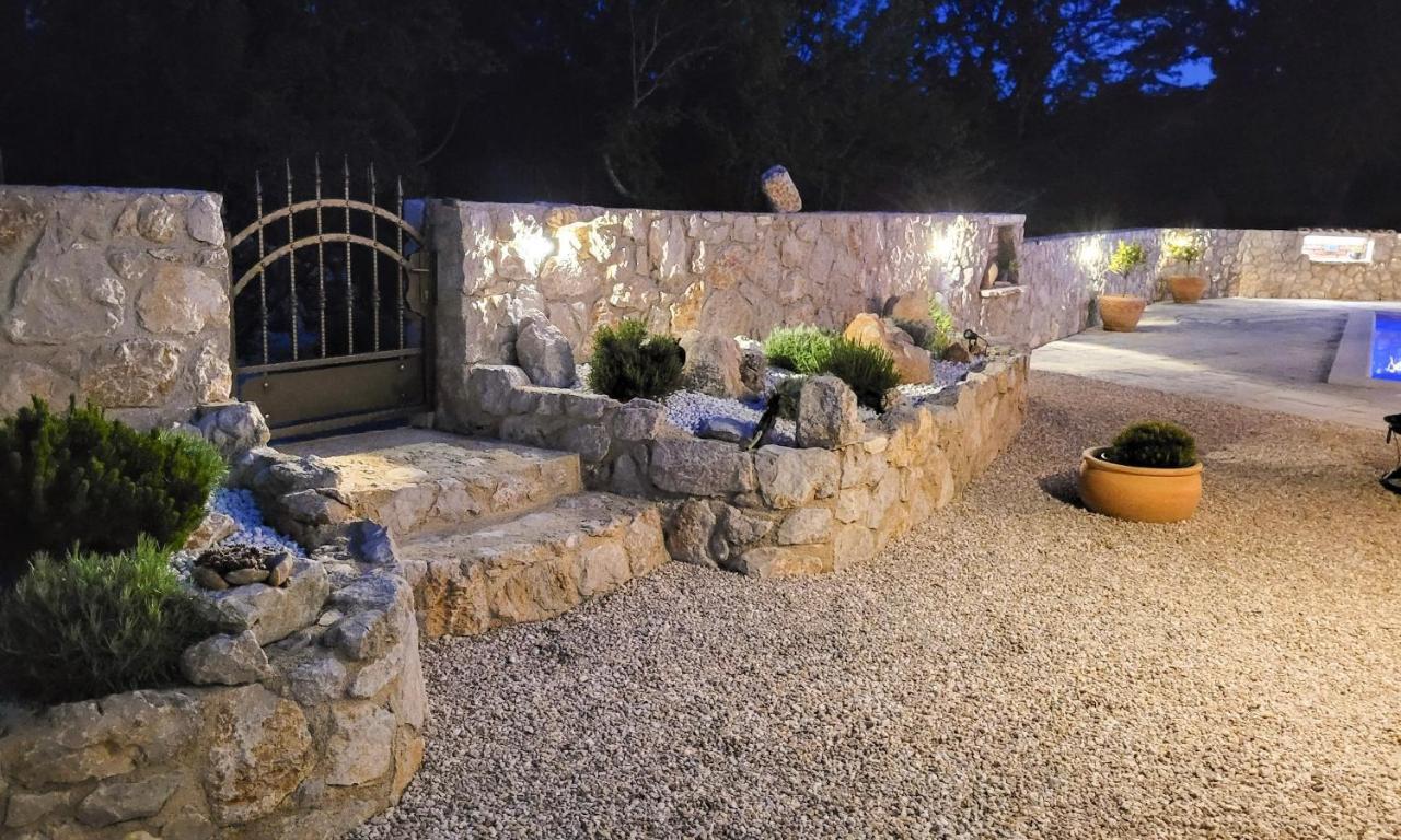 Villa Alara - Charming Villa With Heated Swimming Pool Milohnici Екстериор снимка
