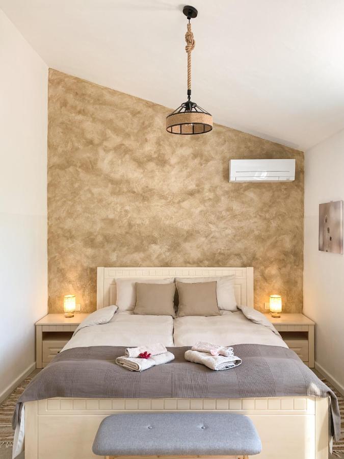 Villa Alara - Charming Villa With Heated Swimming Pool Milohnici Екстериор снимка