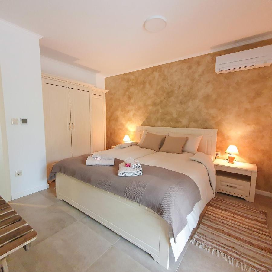 Villa Alara - Charming Villa With Heated Swimming Pool Milohnici Екстериор снимка