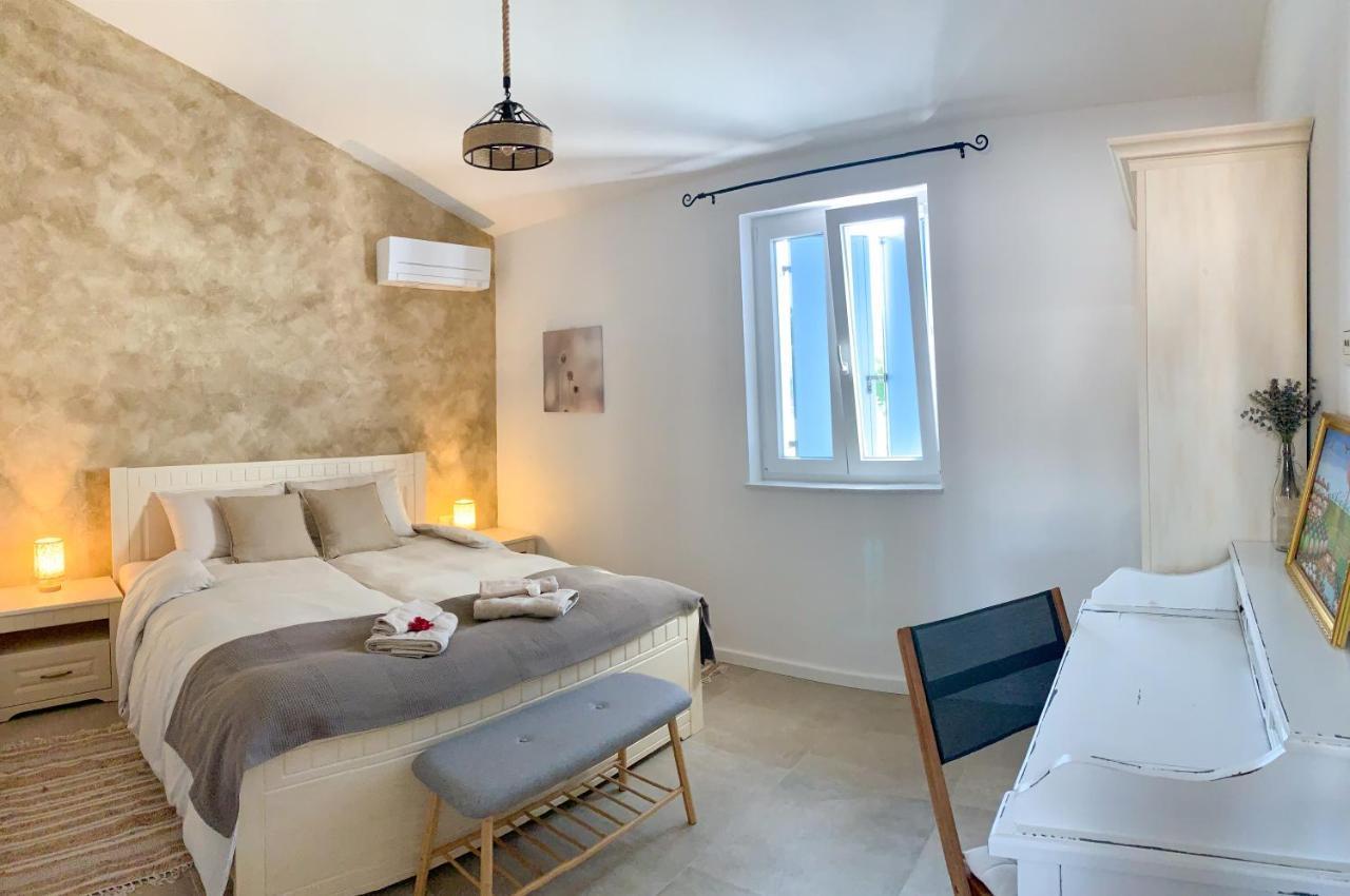 Villa Alara - Charming Villa With Heated Swimming Pool Milohnici Екстериор снимка