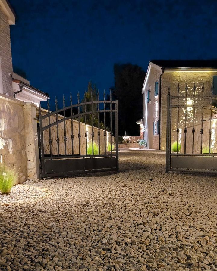 Villa Alara - Charming Villa With Heated Swimming Pool Milohnici Екстериор снимка